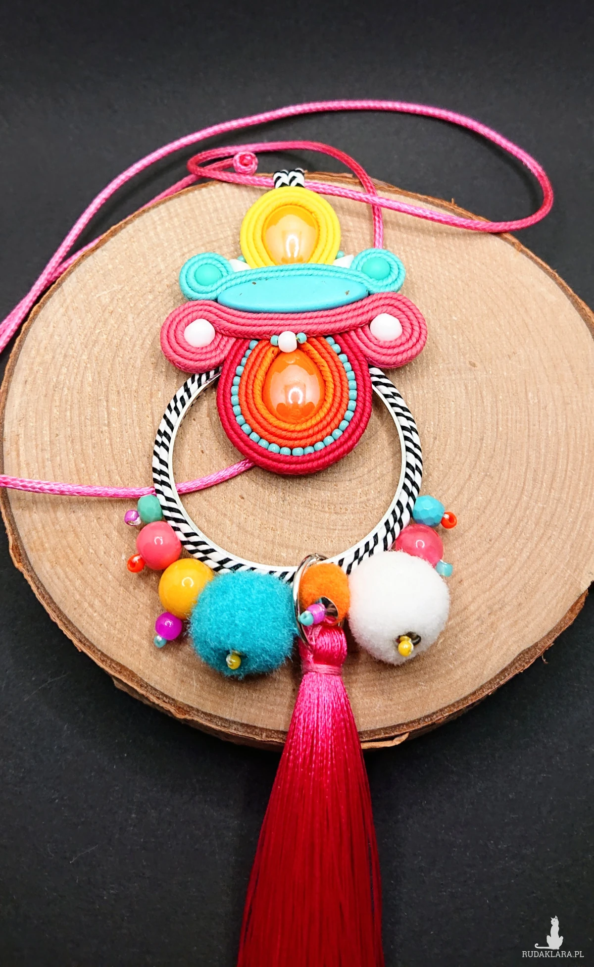 Kolorowy wisior sutasz z chwostem 2